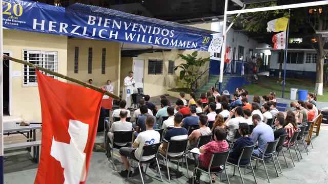 Une messe au Colegio Europeo Panama pour les Romands et les Suisses italiens venus aux JMJ. [RTS - Grégory Roth]