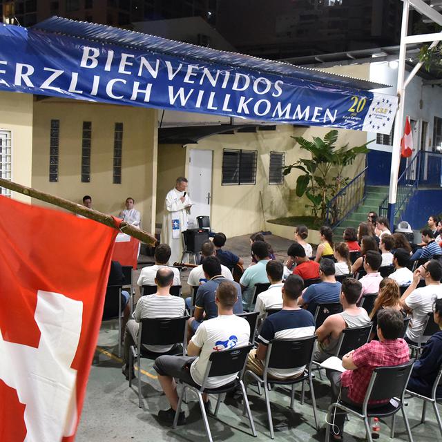 Une messe au Colegio Europeo Panama pour les Romands et les Suisses italiens venus aux JMJ. [RTS - Grégory Roth]