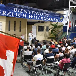Une messe au Colegio Europeo Panama pour les Romands et les Suisses italiens venus aux JMJ. [RTS - Grégory Roth]