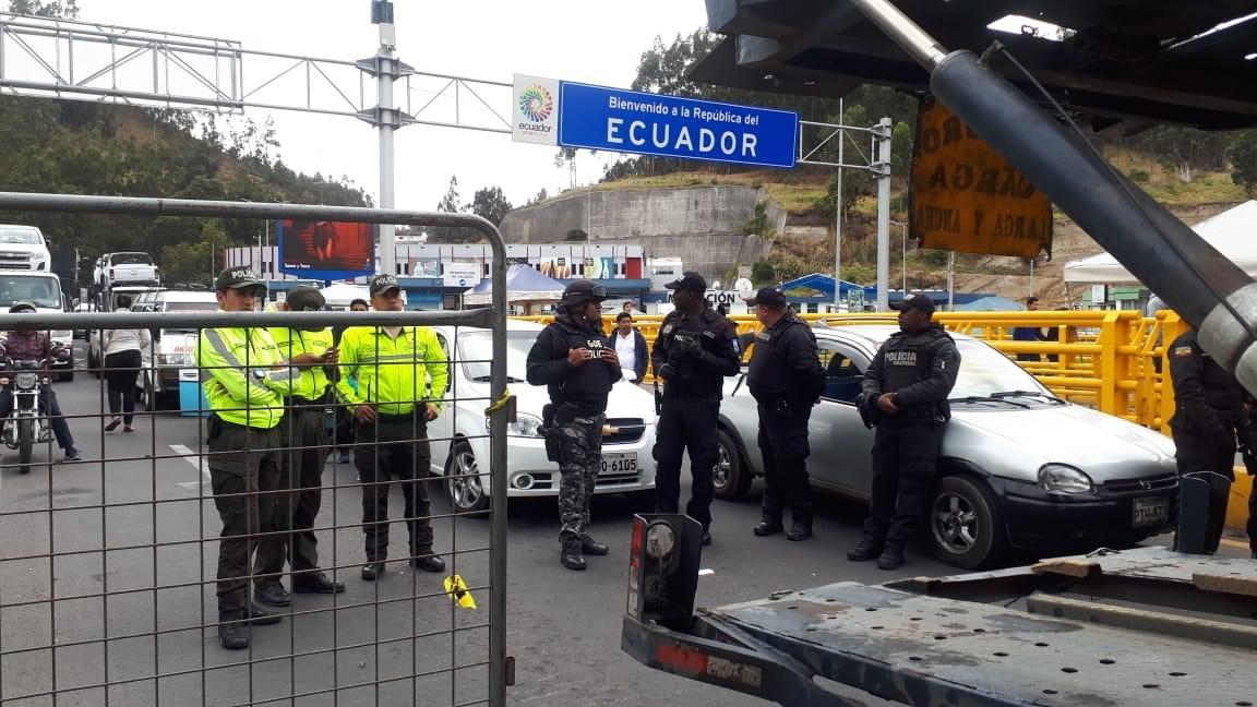 La garde à la frontière entre l'Equateur et la Colombie, alors que des migrants vénézuéliens protestent contre l'introduction du visa obligatoire. [EPA - Elias Levy Benarroch]