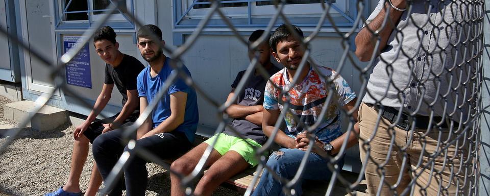 Des réfugiés dans un centre de la région frontalière de l'Evros séparant la Grèce de la Turquie. [Keystone - EPA/Orestis Panagiotou]