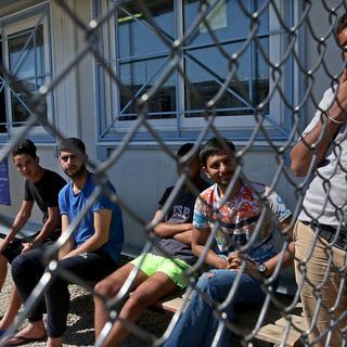 Des réfugiés dans un centre de la région frontalière de l'Evros séparant la Grèce de la Turquie. [Keystone - EPA/Orestis Panagiotou]