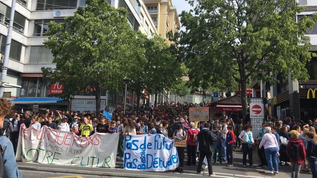 Plus de 4500 jeunes ont à nouveau défilé pour le climat à Lausanne ce vendredi 24 mai. [RTS - Sarah Clément]