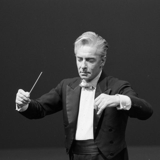 Herbert Von Karajan enregistre la Symphonie fantastique de Berlioz avec L'orchestre de Paris dans les studios de Joinville. [Ina - Alain Liennard]