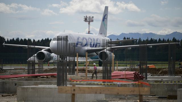 Un avion de la compagnie slovène Adria Airways bloqué sur le tarmac de l'aéroport Ljublijana. [AFP - Jura Makovec]