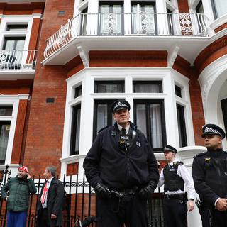 Des policiers devant l'ambassade d'Equateur à Londres où Julian Assange s'était réfugié (image d'archive). [Reuters - Simon Dawson]