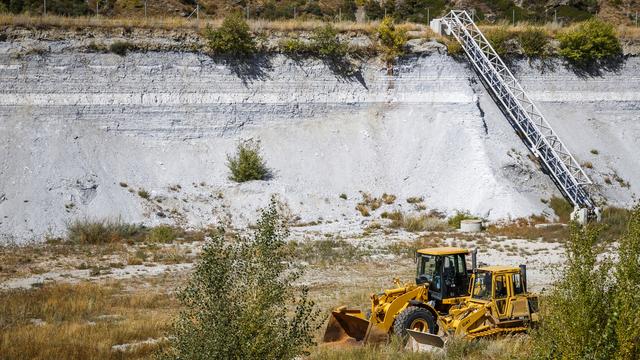 Si elle a permis au Valais de se développer, l’industrie a aussi laissé des traces de pollution dans le sol. [Keystone - Valentin Flauraud]