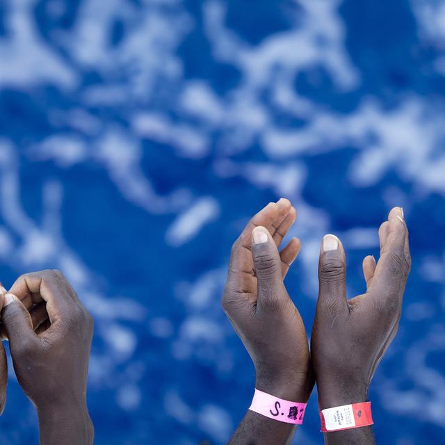 Deux migrants africains sur le deck de l'Aquarius le 31 août 2017. [AP Photo - Darko Bandic]