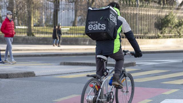 Un livreur Uber Eats à Genève. [Keystone - Martial Trezzini]