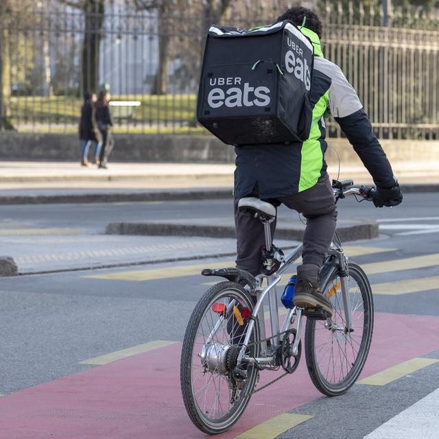 Un livreur Uber Eats à Genève. [Keystone - Martial Trezzini]