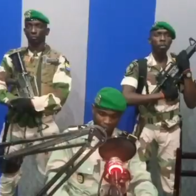 Des militaires ont lu un message lundi matin à la radio d'Etat du Gabon (capture d'écran Twitter).