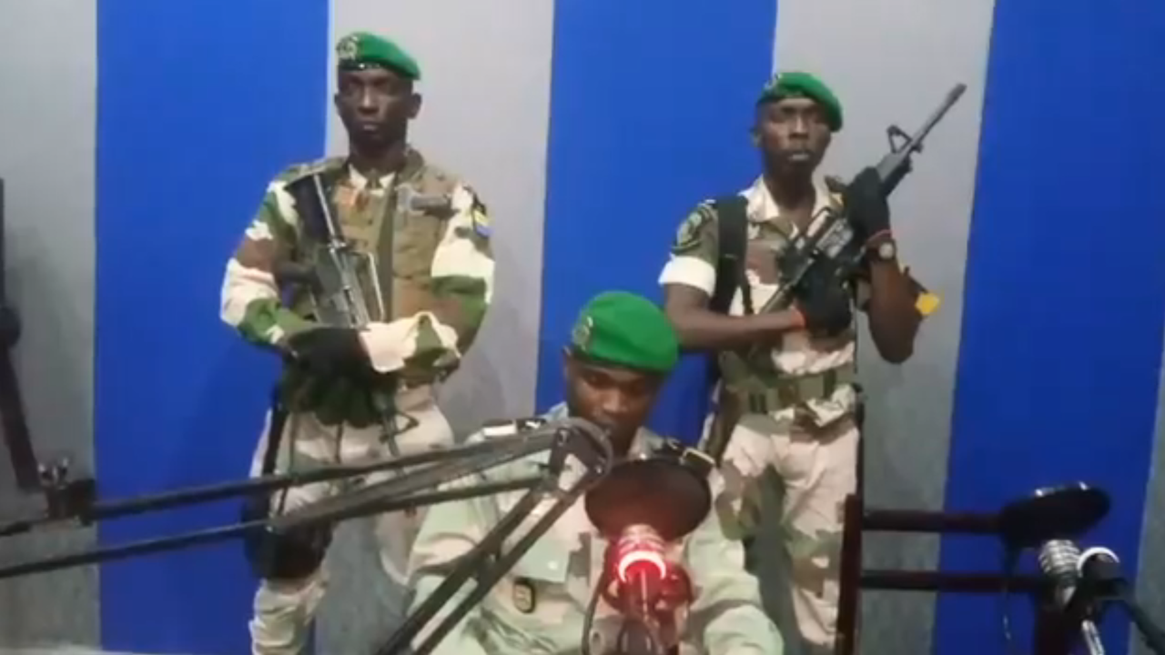 Des militaires ont lu un message lundi matin à la radio d'Etat du Gabon (capture d'écran Twitter).