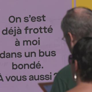 Une campagne d'affichage contre le harcèlement de rue est déjà visible dans les rues, les lieux publics et les transports publics de la ville de Fribourg. [RTS]