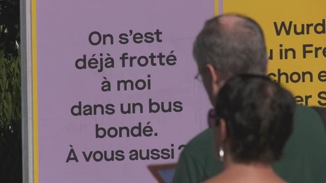 Une campagne d'affichage contre le harcèlement de rue est déjà visible dans les rues, les lieux publics et les transports publics de la ville de Fribourg. [RTS]