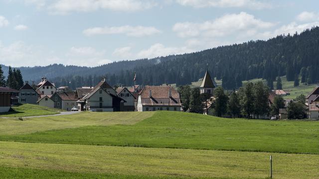 Avec la probable suppression de la valeur locative, l'accès à la propriété individuelle sera plus difficile (image prétexte du village de La Brévine). [Keystone - Christian Beutler]