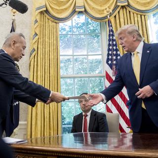 Donald Trump et le vice-Premier ministre chinois, Liu He. [AP Photo/Keystone - Andrew Harnik]