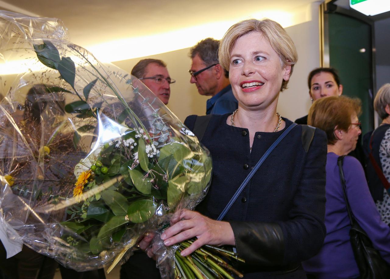 Esther Friedli félicitée pour son élection dimanche soir. [Keystone - Eddy Risch]