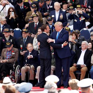 Emmanuel Macron et Donald Trump durant une cérémonie marquant le 75e anniversaire du Débarquement, ici à Colleville-sur-Mer, le 6 juin 2019. [Reuters - Christian Hartmann]
