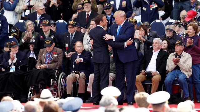 Emmanuel Macron et Donald Trump durant une cérémonie marquant le 75e anniversaire du Débarquement, ici à Colleville-sur-Mer, le 6 juin 2019. [Reuters - Christian Hartmann]