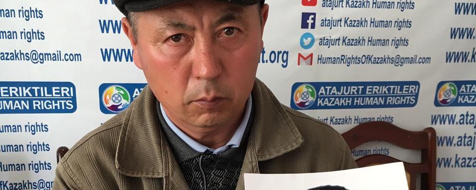 Un Kazakh à la recherche de sa femme disparue. [RTS - Michael Peuker]