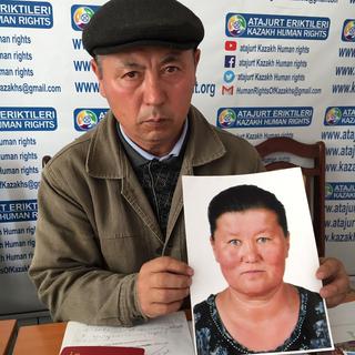Un Kazakh à la recherche de sa femme disparue. [RTS - Michael Peuker]