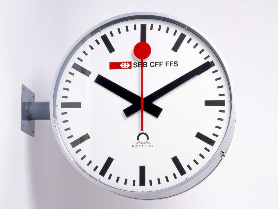 "Horloge CFF" de Hans Hilfiker, 1944, nouveau design de 1952. [SBB AG]