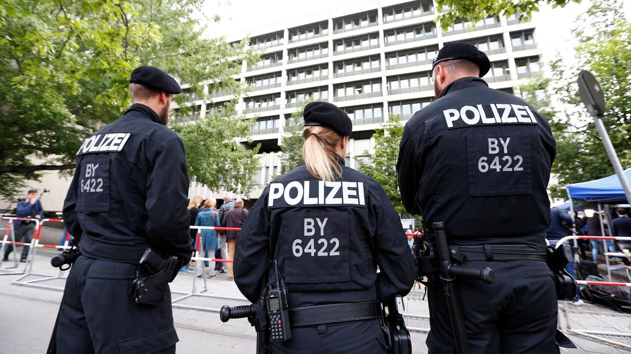Des policiers allemands devant le tribunal de Munich (image d'illustration). [Reuters - Michaela Rehle]