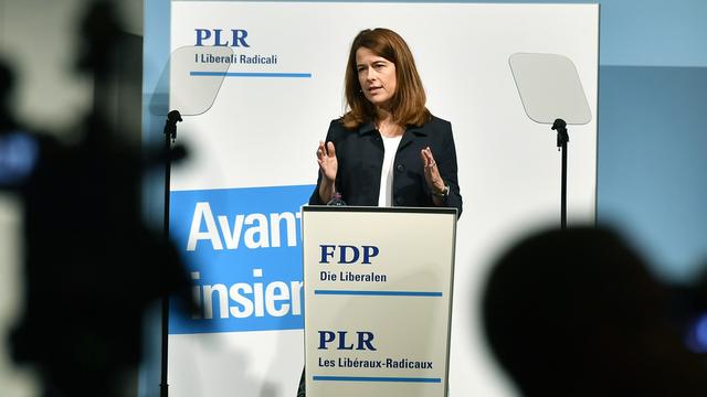 La présidente du PLR Petra Gössi lors d'une assemblée à Zurich sur la stratégie écologique du parti. [Keystone - Walter Bieri]