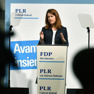 La présidente du PLR Petra Gössi lors d'une assemblée à Zurich sur la stratégie écologique du parti. [Keystone - Walter Bieri]