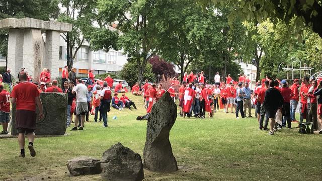 De nombreux fans suisses se sont rassemblés dans un parc de la ville.