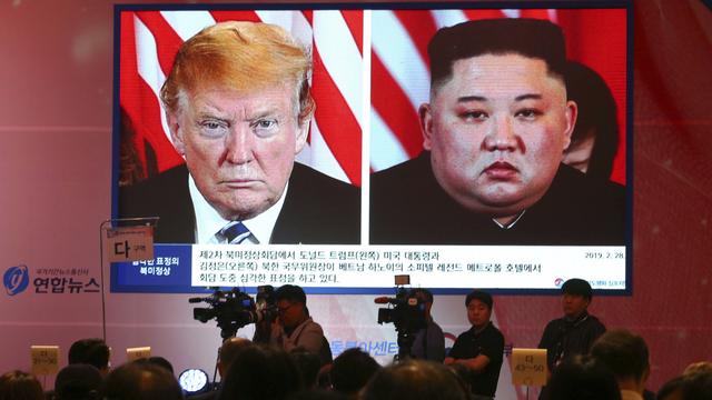 Les portraits de Donald Trump et de Kim Jong-Un mis en parallèle lors d'un symposium en Corée du Sud. [AP - Ahn Young-Joon]