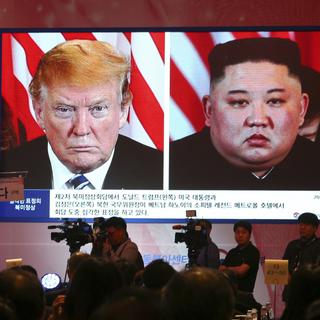 Les portraits de Donald Trump et de Kim Jong-Un mis en parallèle lors d'un symposium en Corée du Sud. [AP - Ahn Young-Joon]