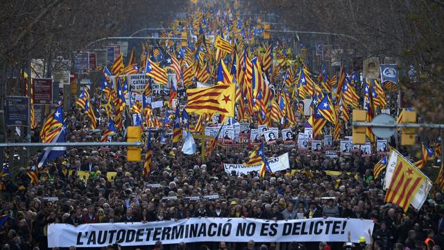 Les manifestants ont défilé derrière une bannière proclamant que "l'autodétermination n'est pas un crime" [AFP - Lluis Gene]