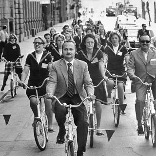 Maurice Strong, secrétaire de la conférence des Nations Unies sur l'environnement circule, le 9 juin 1972, sur une bicyclette dans les rues de Stockholm. [SCANPIX SWEDEN / AFP]