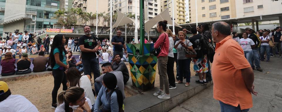 Des vénézuéliens font la queue pour recharger leurs téléphones cellulaires à Caracas, ce 8 mars 2019. [EPA EFE - RAUL MARTINEZ]