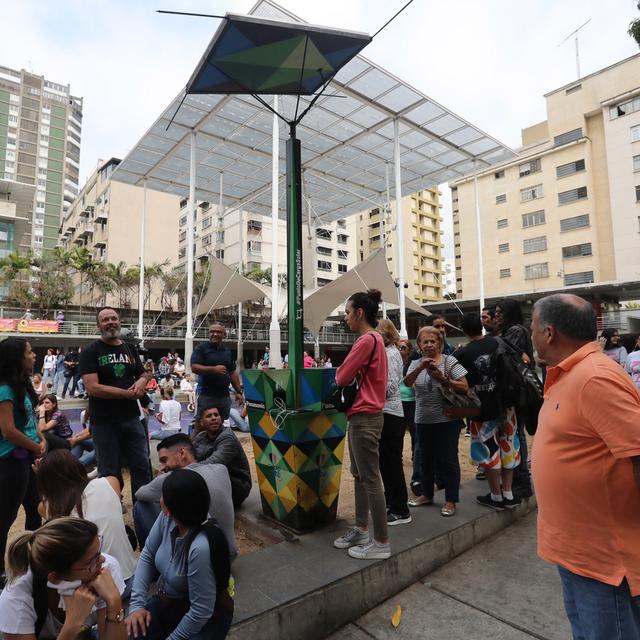 Des vénézuéliens font la queue pour recharger leurs téléphones cellulaires à Caracas, ce 8 mars 2019. [EPA EFE - RAUL MARTINEZ]