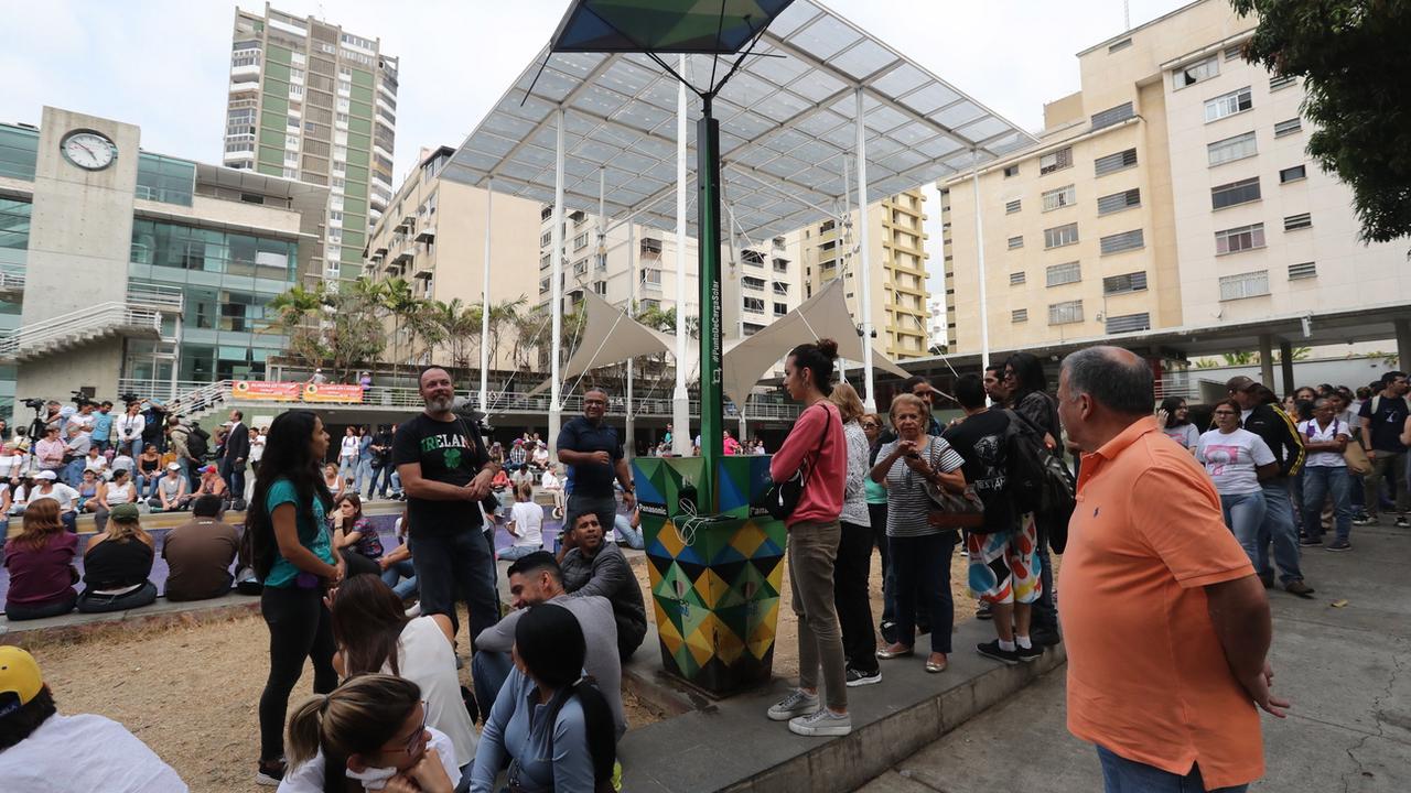Des vénézuéliens font la queue pour recharger leurs téléphones cellulaires à Caracas, ce 8 mars 2019. [EPA EFE - RAUL MARTINEZ]