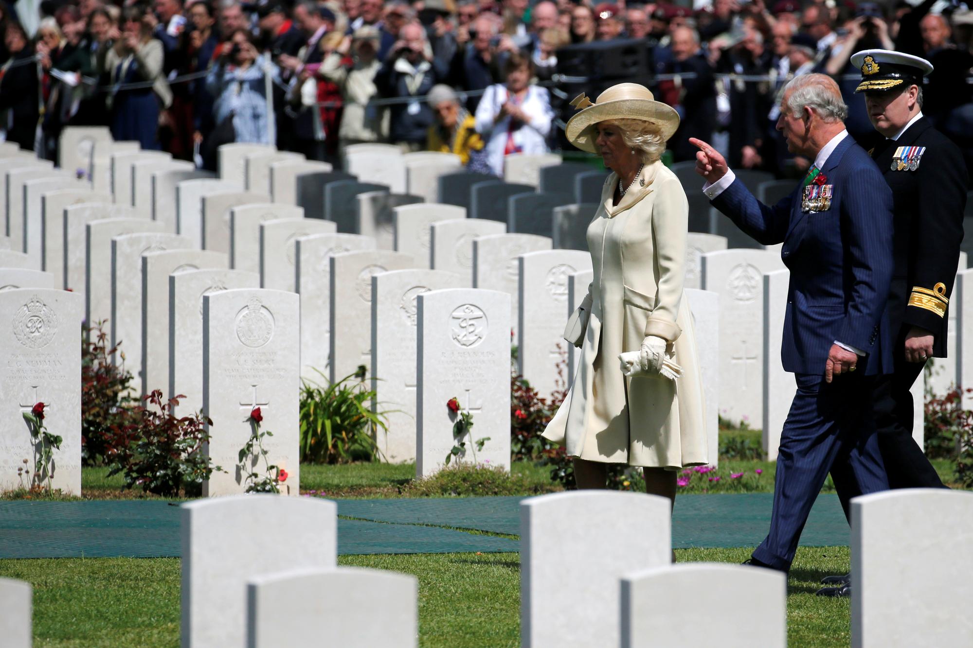 Le Prince Charles et la Duchesse Camilla ont participé à des commémorations au Commonwealth War Cemetery à Bayeux. [Reuters - Pascal Rossignol]