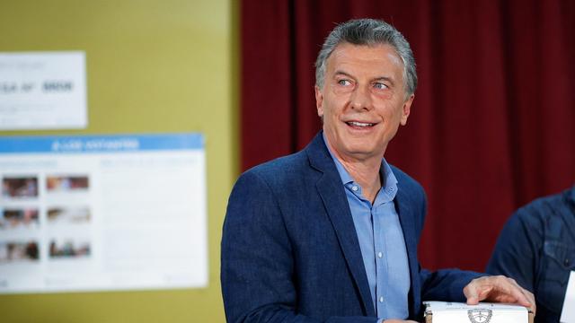 Le président argentin Mauricio Macri dépose son vote dans l'urne. [Keystone - Juan Ignacio Roncoroni]