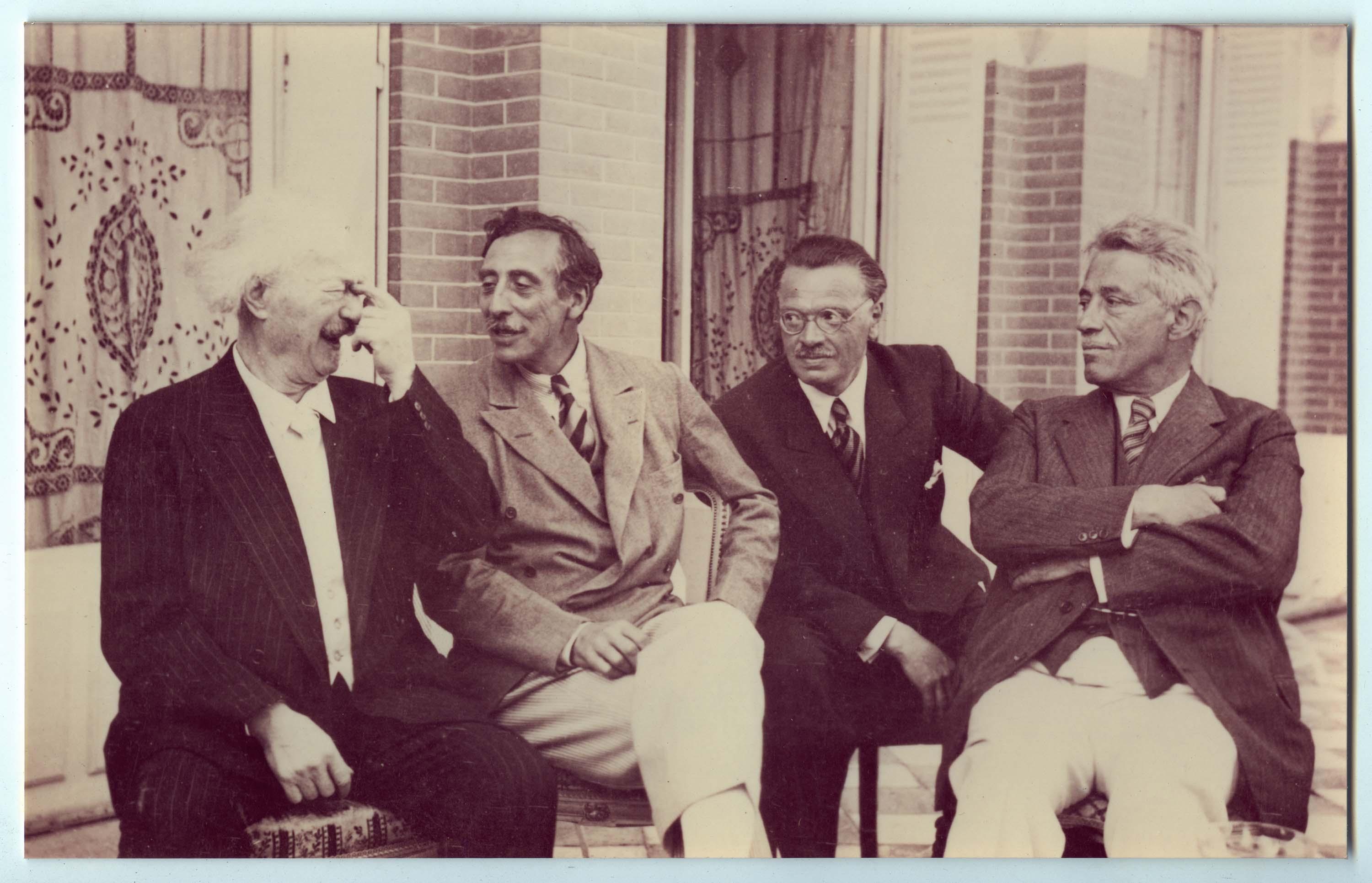 Paderewski, les pianistes Ernest Schelling et Albert Tadlewski, et le violoniste Fritz Kreisler sur la terrasse de Riond-Bosson. [Collections du Musée Paderewski de Morges]