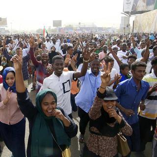 La foule en liesse à Khartoum, à l'annonce du départ du président Omar el-Béchir, ce 11 avril 2019. [KEYSTONE - STR]