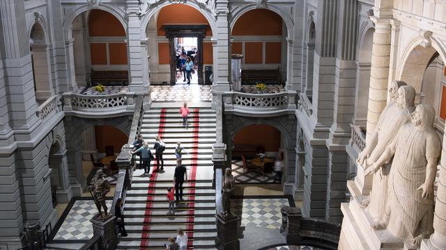 Des visiteurs au Palais fédéral. [Keystone - Peter Schneider]