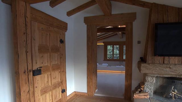 Du bois ancien allié aux techniques les plus modernes, le procédé devient incontournable dans la construction de luxueux chalets. [RTS]