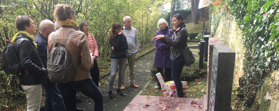 Le Muséum d'histoire naturelle de Neuchâtel organise des visites guidées géologiques au cimetière. [RTS - Deborah Sohlbank]