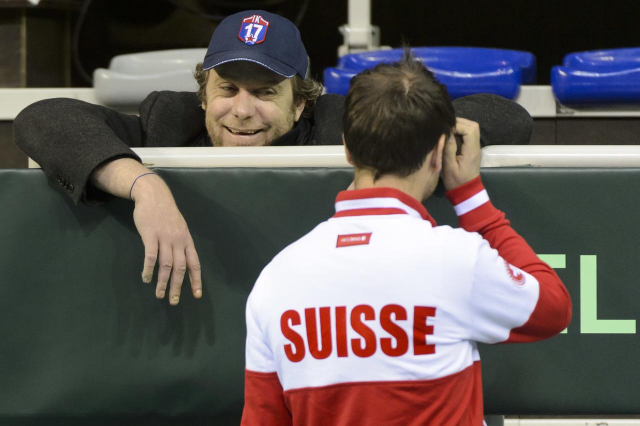 Marc Rosset plaisante ici avec Severin Lüthi, capitaine de Coupe Davis avant une rencontre en Belgique. [Keystone - Laurent Gilliéron]