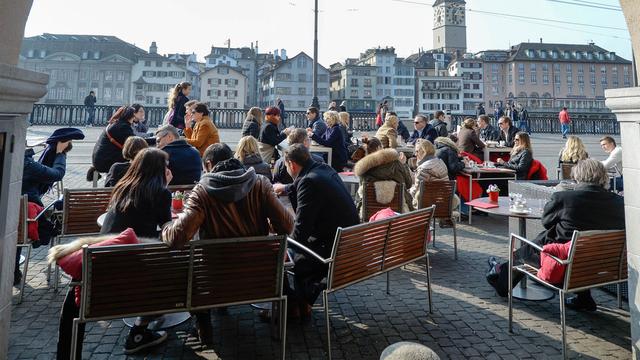 Des personnes attablées à Zurich. [Keystone - Walter Bieri]