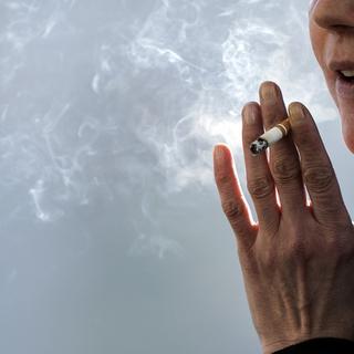 Les fonctionnaires tessinois devront attendre leur pause pour fumer une cigarette. [Keystone - Peter Schneider]
