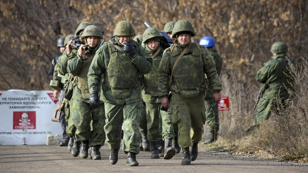 Des séparatistes pro-russes quittent leur position à Petrivské, dans l'est de l'Ukraine, samedi 09.11.2019. [AP/Keystone - Alexei Alexandrov]