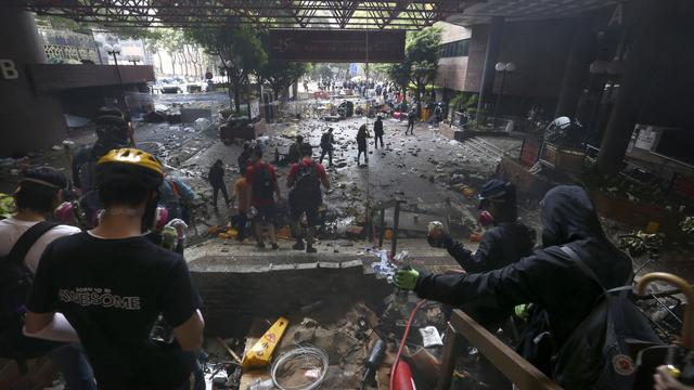 A Hong Kong, les affrontements violents et les émeutes sont toujours présents. [Keystone - AP Photo/Achmad Ibrahim]