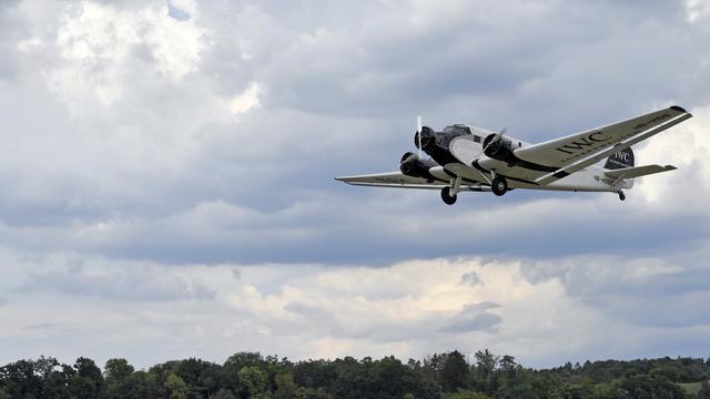 Décollage d'un JU-52 de Ju-Air de l'aérodrome de Dübendorf. [KEYSTONE - WALTER BIERI]